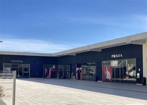 prada chiude outlet caserta|Altro.